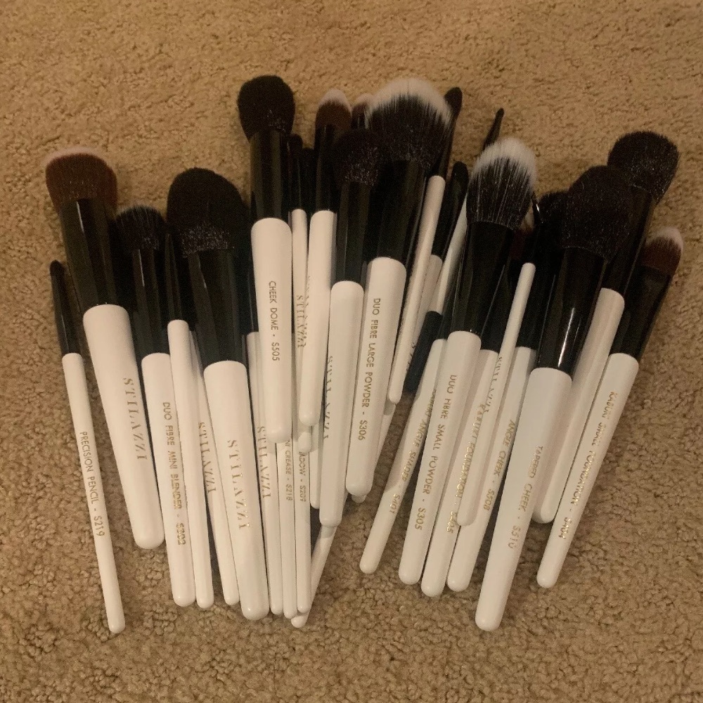 Lot of 30+ Gently Used Stilazzi Synthetic Brushes